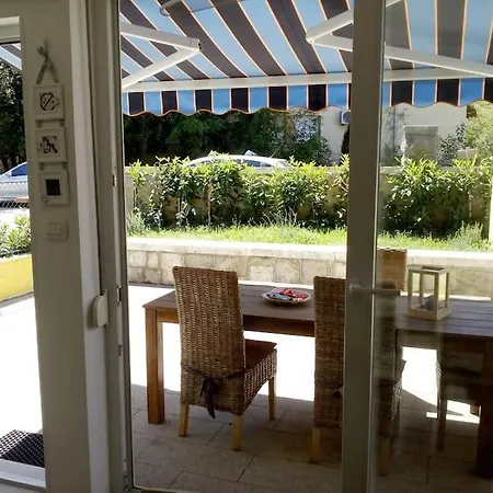 Apartment Blue 4* Apt Close To Center & Free Street Parking *