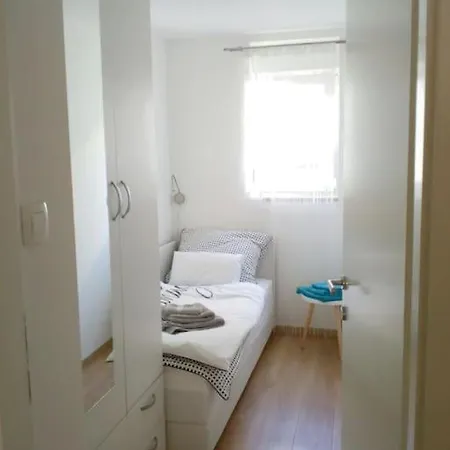 Blue 4* Apt Close To Center & Free Street Parking * Split