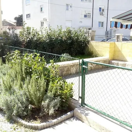 Blue 4* Apt Close To Center & Free Street Parking * Split