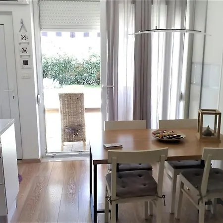 Blue 4* Apt Close To Center & Free Street Parking