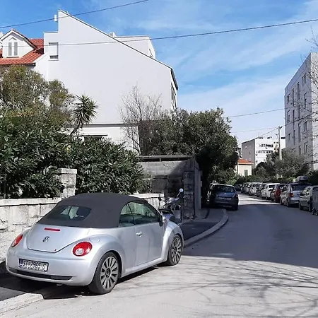 Blue 4* Apt Close To Center & Free Street Parking * Split