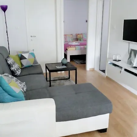 Blue 4* Apt Close To Center & Free Street Parking Split