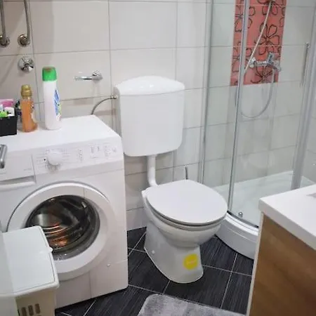 Blue 4* Apt Close To Center & Free Street Parking * Split
